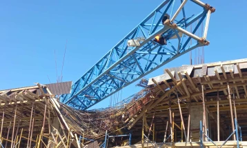 Падна кран на градилиште во Битола, нема повредени