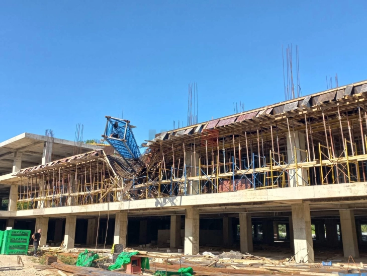 Коњановски ја посети локацијата каде падна кран на градежен објект во Битола