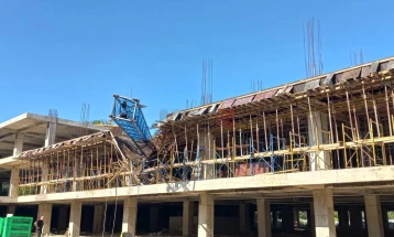 Коњановски ја посети локацијата каде падна кран на градежен објект во Битола