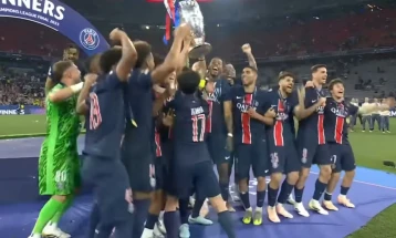 Макрон им честиташе на играчите по успехот во ЛШ, 68 навивачи уапсени за време на прославите во Париз