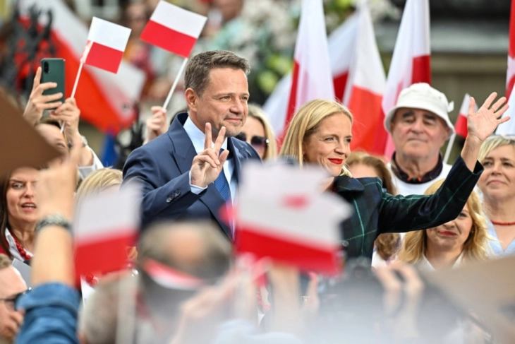Poles elect new president in tense run-off