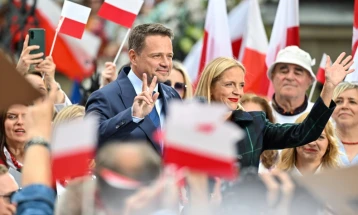 Poles elect new president in tense run-off