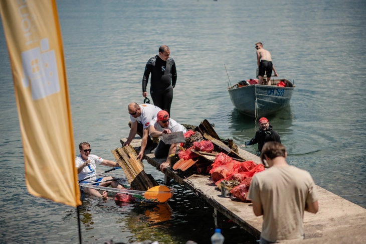 Голема количина отпад изваден од дното на Охридското Езеро кај Радожда