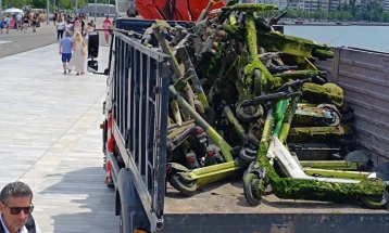 Велосипеди, тротинети и отпад извлечени од морето во Солун