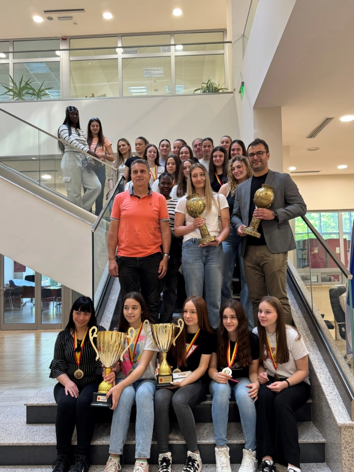 Стојкоски се сретна со шампионките на ЖРК Ѓорче Петров 