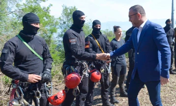 Тошковски: Државата ги унапредува капацитетите за справување со кризи, показна вежба на Водно за спасување од жичница