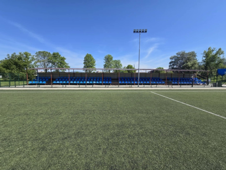 Реконструиран дел од оградата и трибината на фудбалскиот терен со вештачка трева во спортскиот центар „Билјанини извори“