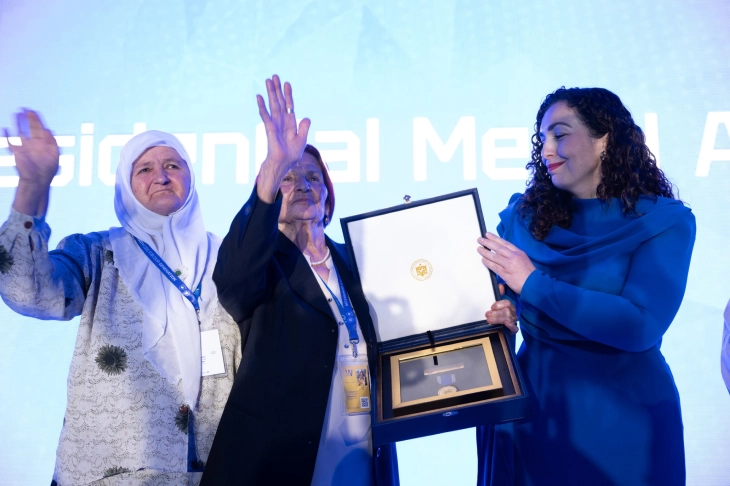 Osmani ndanë medaljen presidenciale të meritave nënave të Srebrenicës: Guximi dhe vendosmëria e tyre për drejtësi është frymëzim për gjenerata të tëra