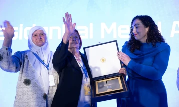 Osmani ndanë medaljen presidenciale të meritave nënave të Srebrenicës: Guximi dhe vendosmëria e tyre për drejtësi është frymëzim për gjenerata të tëra