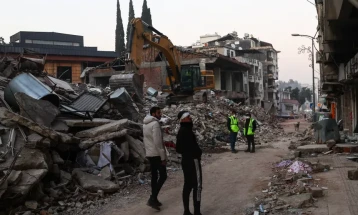 Едно лице загина, а десетици се повредени во земјотресот на медитеранскиот брег на Турција