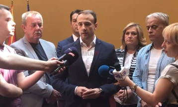 КСС, КСОМ и УНАСМ го поздравуваат намалувањето на репрезентативноста од 10 на 5%, ССМ не присуствуваше на средбата со предлагачите на законските измени во Собранието