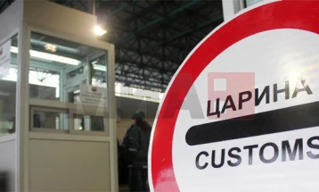 Dogana ka parandaluar përpjekjen për kontrabandë të cigareve, verës, pajisjeve të TI, pjesë të automobilave, dhe janë sekuestruar 30 mijë euro