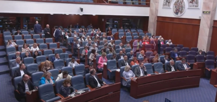 Kuvendi votoi nevojën e miratimit të ligjit në procedurë të shkurtuar për shpalljen e hapësirës rreth Kuvendit si zonë të sigurt