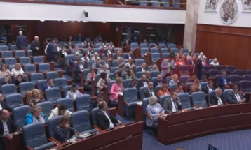 Kuvendi votoi nevojën e miratimit të ligjit në procedurë të shkurtuar për shpalljen e hapësirës rreth Kuvendit si zonë të sigurt