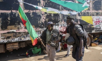 Екстремисти убија десетици војници во воена база во Мали