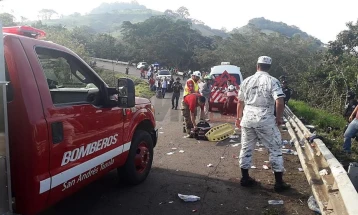 Најмалку 11 загинати, 22 повредени во автобуска несреќа во Мексико