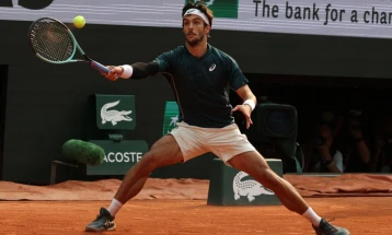 Musetti through despite kicking ball at line judge, Alcaraz wins