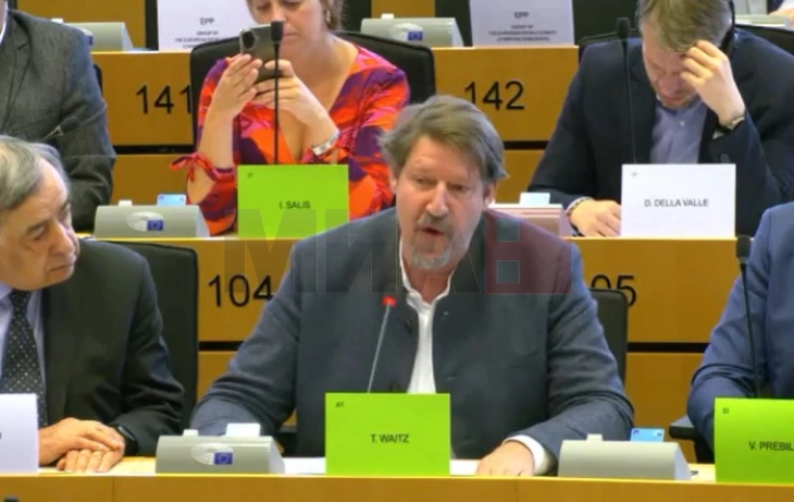 Вајц: Предложив одлагање на гласањето по извештајот за да можат колегите да ги ажурираат лоби регистрите  