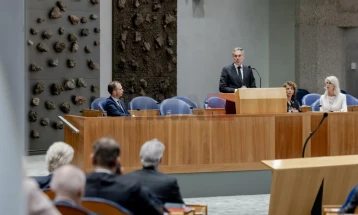 Холандскиот крал Вилем-Александер ја прифати оставката на премиерот Схоф