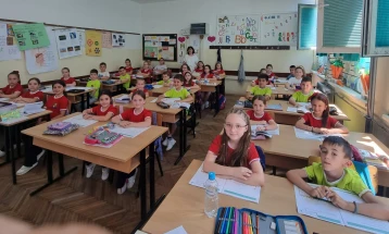 Средношколци од „Никола Карев“ изработија униформи за 980 струмички основци