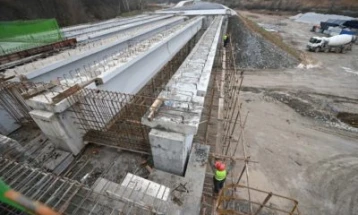 Kanë përfunduar 58 për qind nga shpronësimi dhe 33 për qind nga hulumtimet gjeostrategjike për autostradat në korridoret  8 dhe 10D