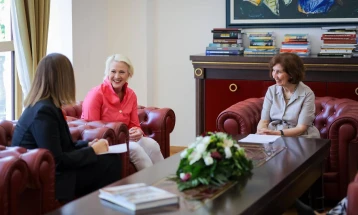 Takim lamtumirës i Siljanovska-Davkovës me Xheri Dibl, përfaqësuese e USAID-it