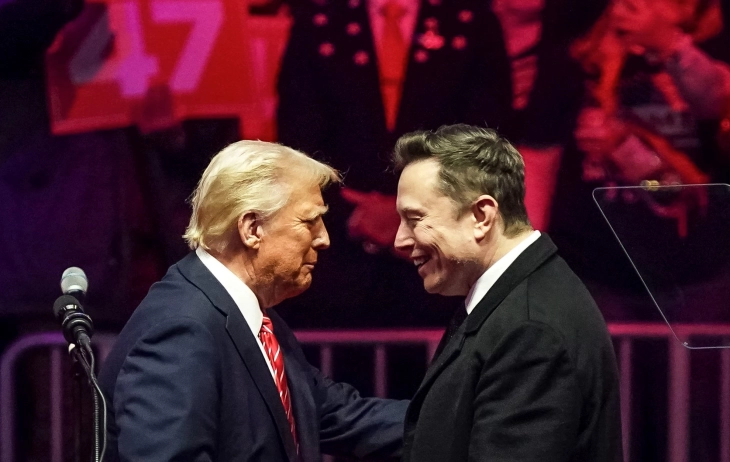 Судирот меѓу Трамп и Маск стана многу валкан многу брзо, а единствените што ќе профитираат се сценаристите на духовитите телевизиски реплики