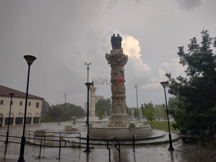 Невреме со дожд и град во Скопје