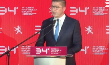 Им подавам рака на младите, Македонија има потреба од нивниот ум за да стане подобра држава, порача Мицкоски