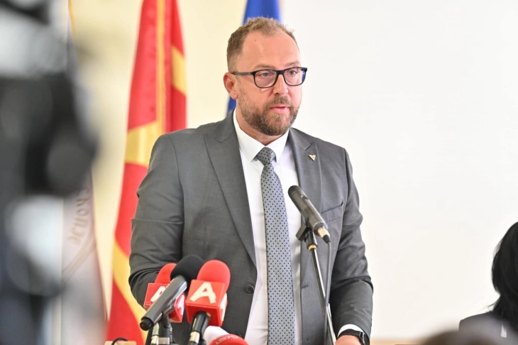 Ministri Lutkov për vizitë punë në Manastir