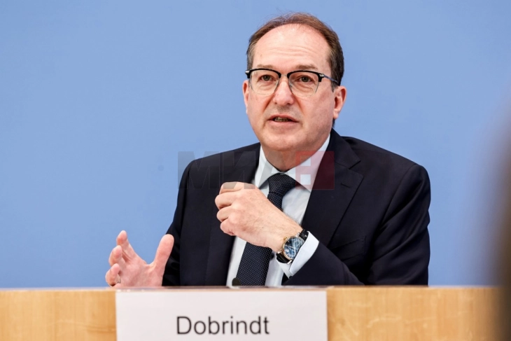 Германскиот министер за внатрешни работи предупредува на растечко насилство кај младите екстремисти