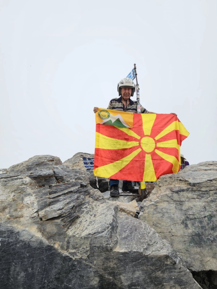 Седумдесет и осумгодишниот планинар Стојанче Костовски викендов се искачи на Олимп