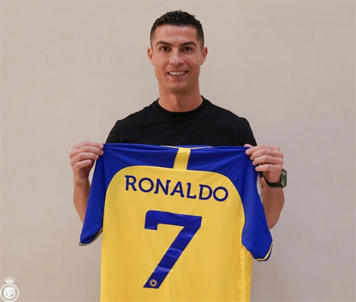 Ronaldo paralajmëron se do të vazhdojë të luajë për Al-Nasrin