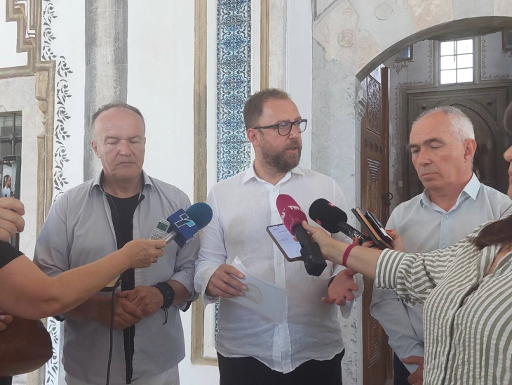 Ministri Ljutkov i vizitoi institucionet nacionale kulturore në Manastir