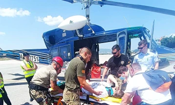 Полициски службеници евакуираа и транспортираа повредено лице од планината Јабланица