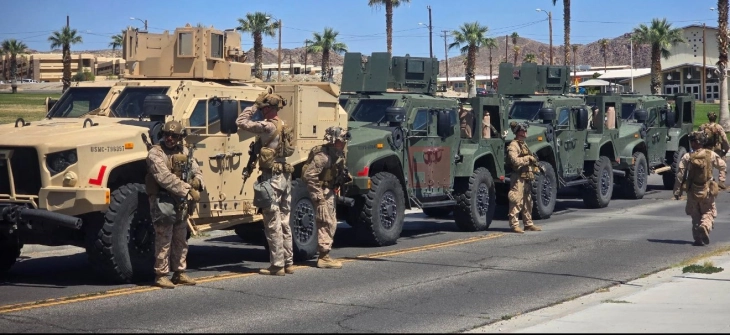 Marinsat kanë mbërritur në Los Anxhelos, por ende nuk kanë urdhër të ndërhyjnë