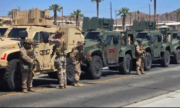 Marinsat kanë mbërritur në Los Anxhelos, por ende nuk kanë urdhër të ndërhyjnë