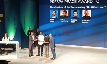 Ципрас и Заев им ја доделија Преспа наградата за мир на режисерите на документарниот филм „No Other Land“