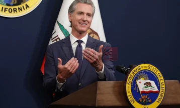 Гувернерот на Калифорнија бара федерална забрана за вклучување војска во имиграциски апсења