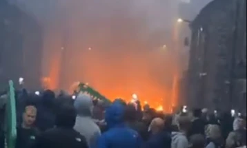 Втора ноќ немири во Северна Ирска, маскирани лица напаѓаа полицијци и палеа возила