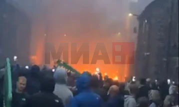 Nata e dytë e trazirave në Irlandën Veriore, persona të maskuar sulmuan policët dhe i vunë flakën automjeteve