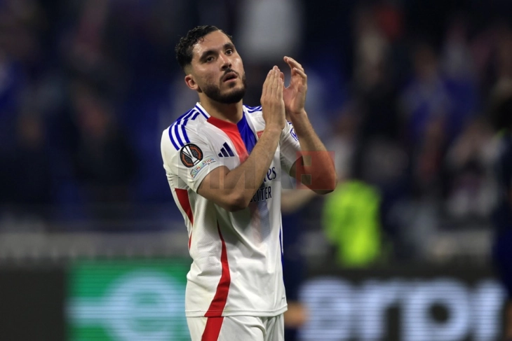 Çerki u drejtohet tifozëve të Lionit pas ardhjes në Mançester Siti