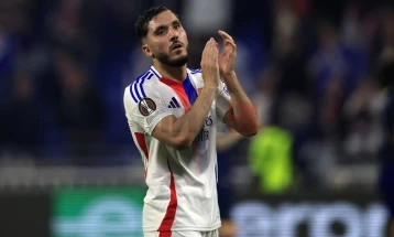 Çerki u drejtohet tifozëve të Lionit pas ardhjes në Mançester Siti