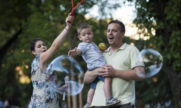 Играта не е само детска забава – таа е клучна за учење, здравје и градење отпорност, УНИЦЕФ повикува на поголема вклученост на татковците