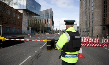 Northern Ireland: Crowds clash with police in third night of unrest