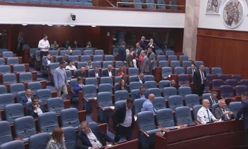 Mbledhja e Kuvendit është shtyrë për një orë me kërkesë të partisë E majta