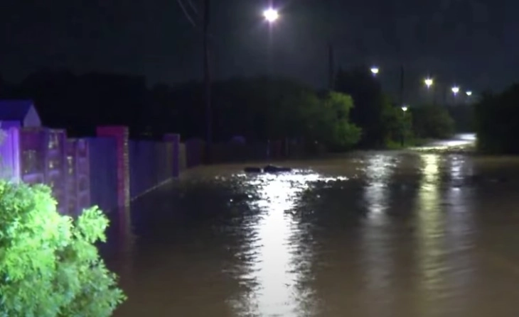 Најмалку четворица загинати во Сан Антонио по силни дождови и поплави во Тексас