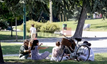 Moti sot me diell dhe i ngrohtë me vranësira të vogla lokale