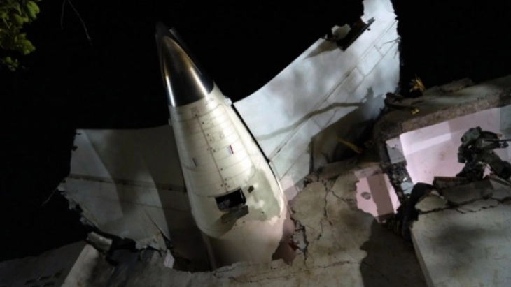 Индиските власти почнаа истрага за падот на авионот на Ер Индија, Моди го посети местото на несреќата