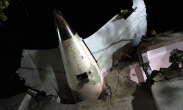 Индиските власти почнаа истрага за падот на авионот на Ер Индија, Моди го посети местото на несреќата